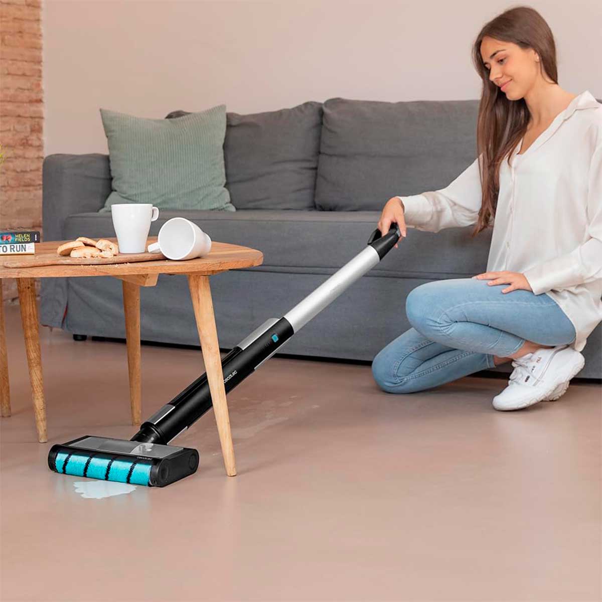 Fregona eléctrica Cecotec FreeGo Wash 40W 420ml con base de autolimpieza negro detalle mesa