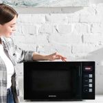 Microondas Infiniton MW-F230 800W tecnología Flatbed Cavity sin plato negro ambientada