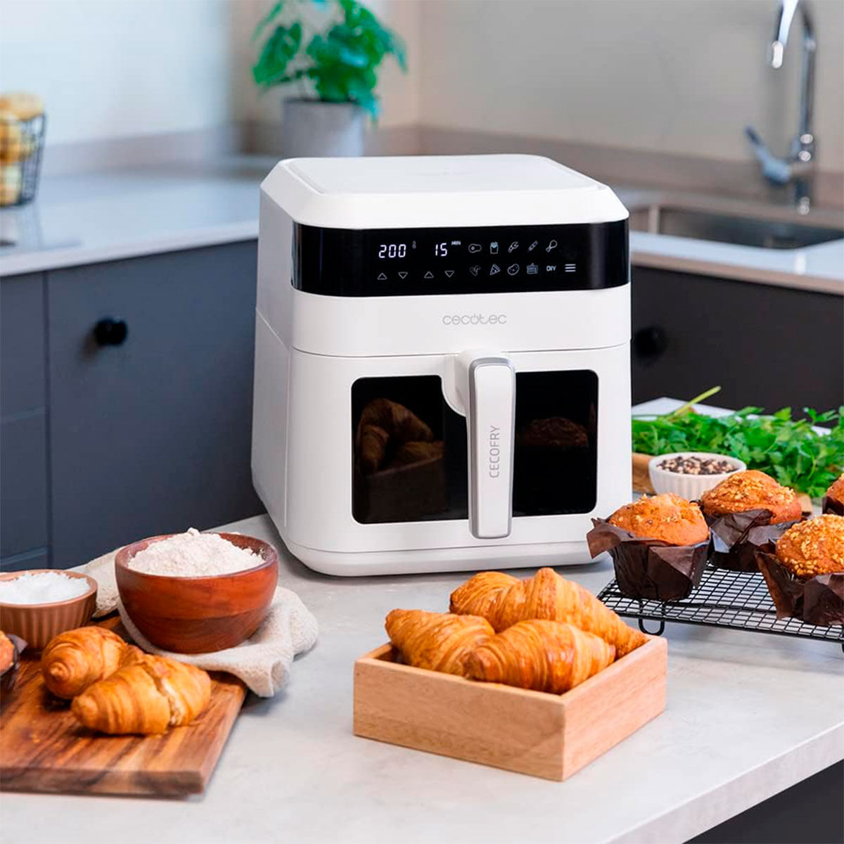 Freidora de aire Cecotec Cecofry Experience Window White 6000 6L 1300W pantalla transparente blanco ambientada en mesa