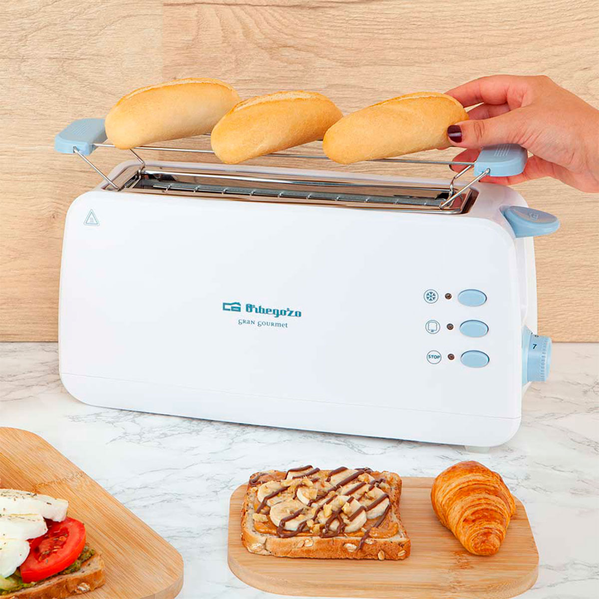 Tostador Orbegozo TO 4012 850W ranura extra ancha blanco detalle panecillos