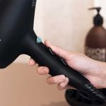 Secador de pelo Cecotec IoniCare 5350 PowerShine Ice 2600W tecnología Ion Real negro ambientada 5