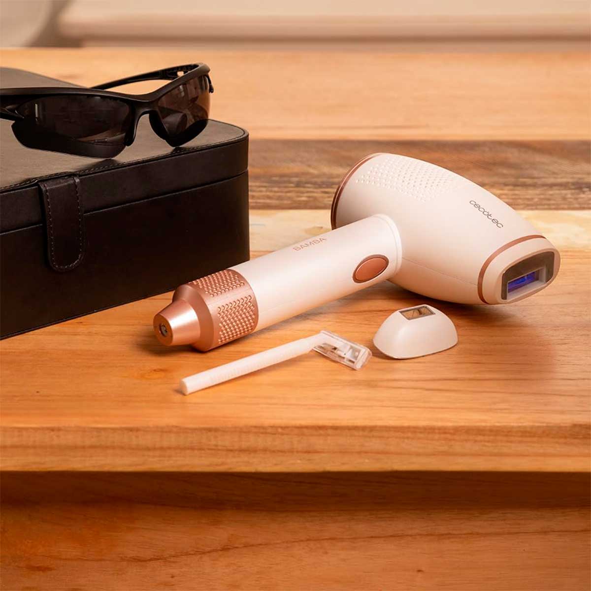 Depiladora de luz Cecotec Bamba SkinCare IPL Gun 500.000 disparos pantalla LCD blanco ambientada 5