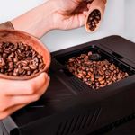 Cafetera superautomática Cecotec Cremmaet Compact 19 bar molinillo incorporado negro detalle café en grano