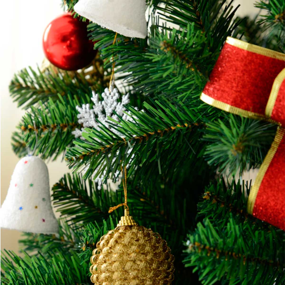 arbol-de-navidad-artificial-631-ramas-con-base-verde-detalle-ramas-y-adornos