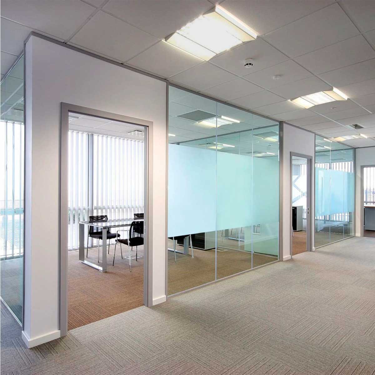 lamina-adhesiva-ventana-privacidad-esmerilado-opalino-ventana-oficina