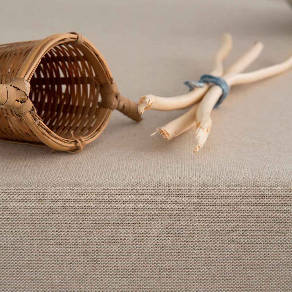 mantel-antimanchas-basic-marron-detalle