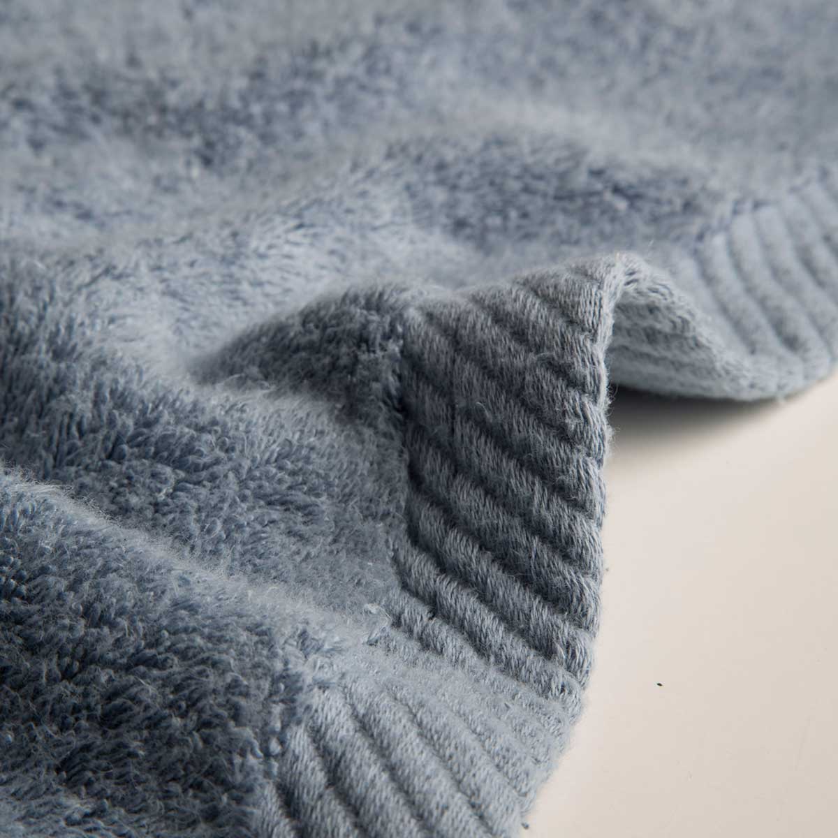 toalla-de-ducha-70x140-azul-claro-detalle