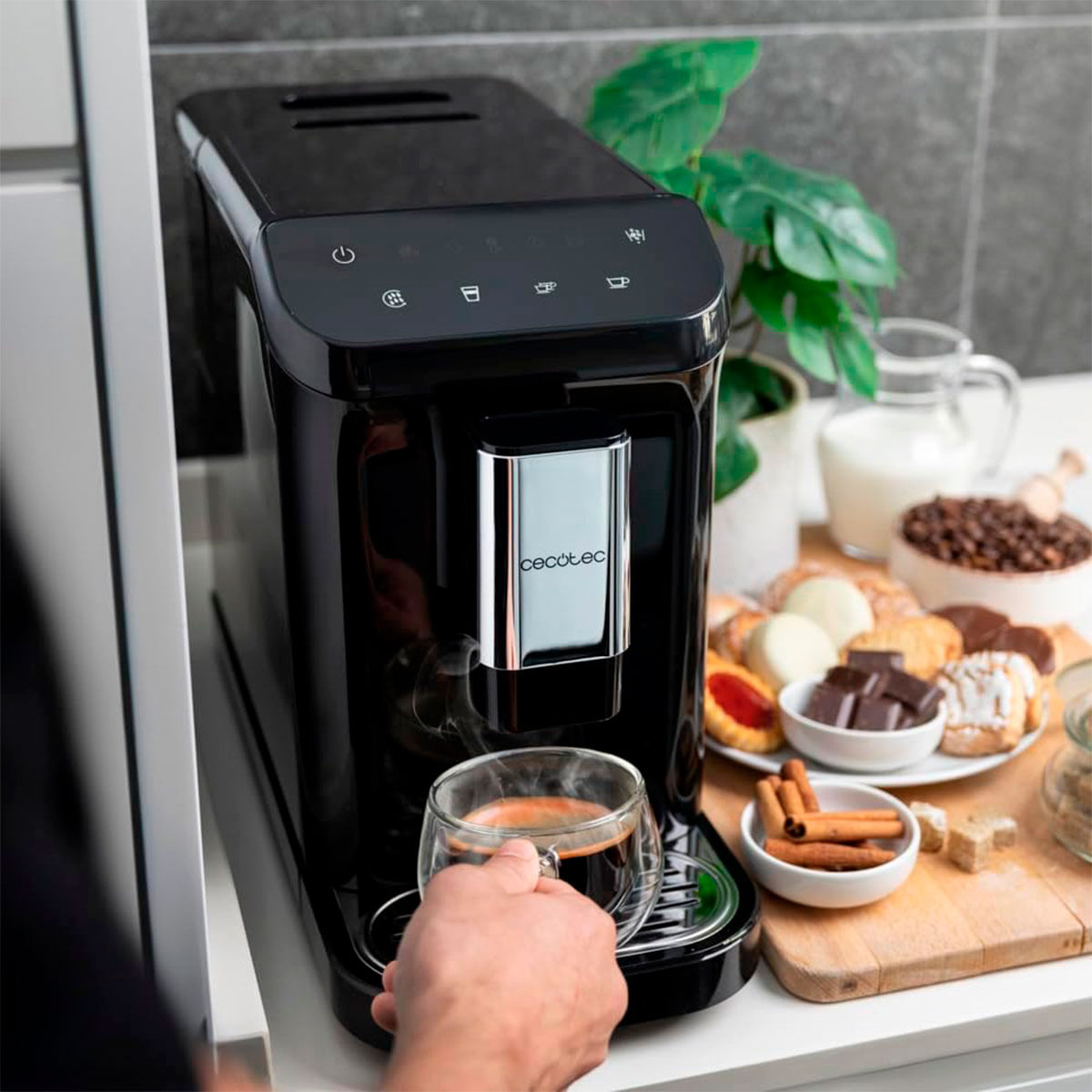 Cafetera superautomática Cecotec Cremmaet Macchia 19 bares molinillo de café control táctil negro 5