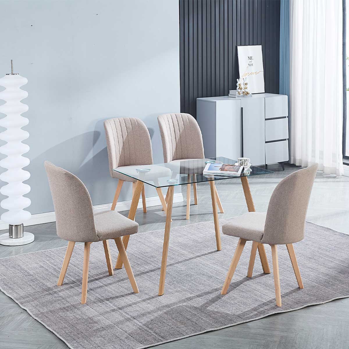 Silla de comedor Lane tapizada patas madera beige 92x46x55 cm ambientada