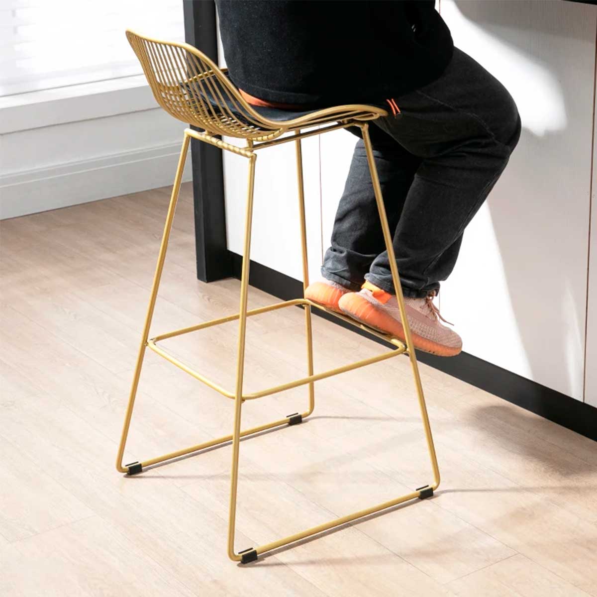Pack-de-2-taburetes-Orai-Homcom-altos-de-cocina-cojin-terciopelo-respaldo-y-reposapies-dorado-93x48x465-cm-detalle-reposapies