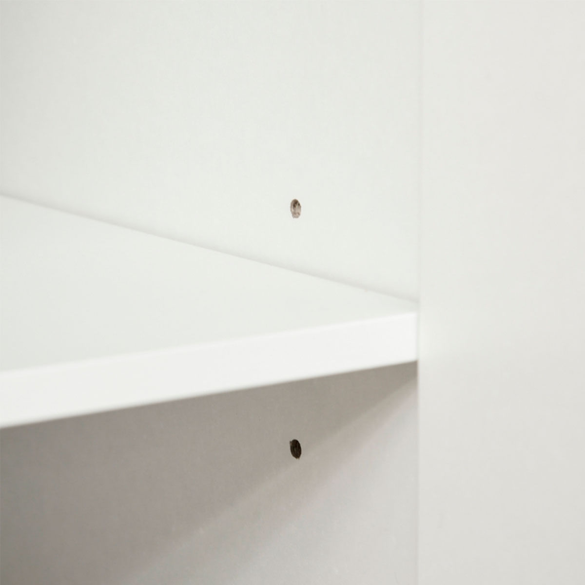 Aparador-Aba-Homcom-2-puertas---2-estantes-ajustables-blanco-88x70x40-cm-detalle-estante