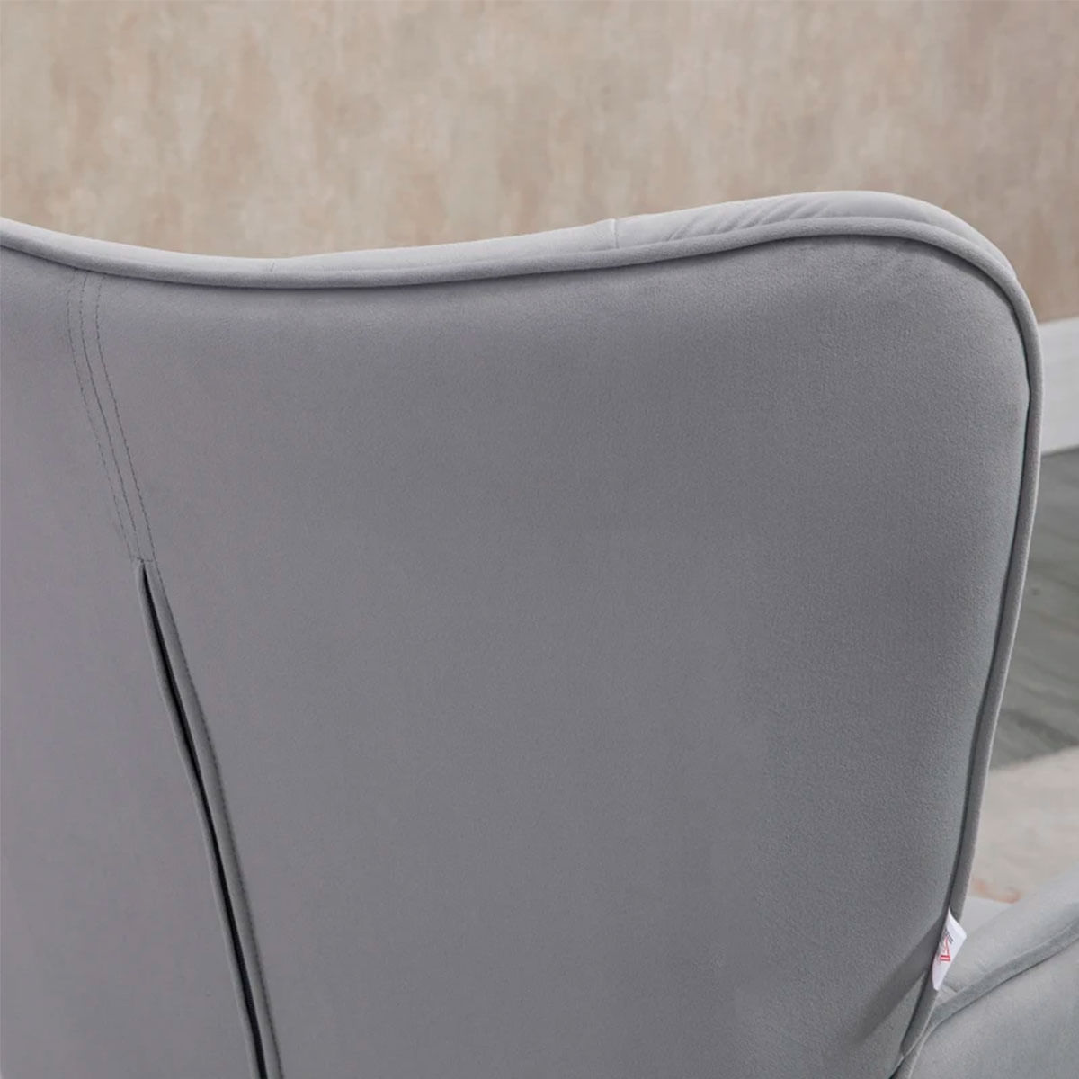 Butaca-Stela-Homcom-tapizado-en-terciopelo-gris-claro-103x68x72-cm-detalle-respaldo-trasero