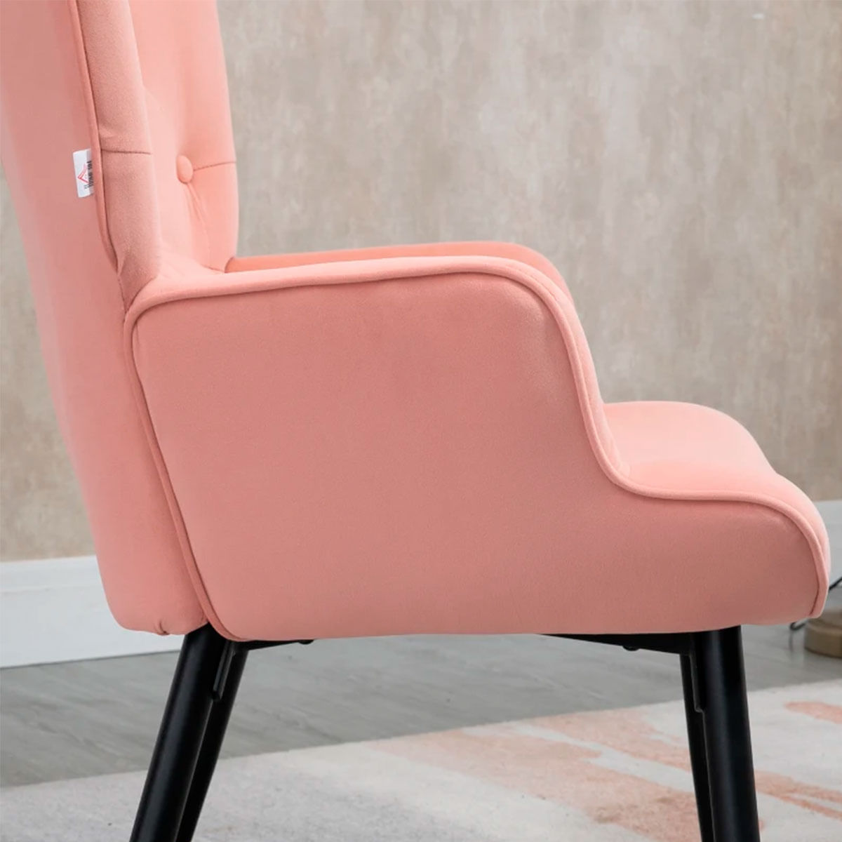 Butaca-Stela-Homcom-tapizado-en-terciopelo-rosa-103x68x72-cm-detalle-reposabrazos