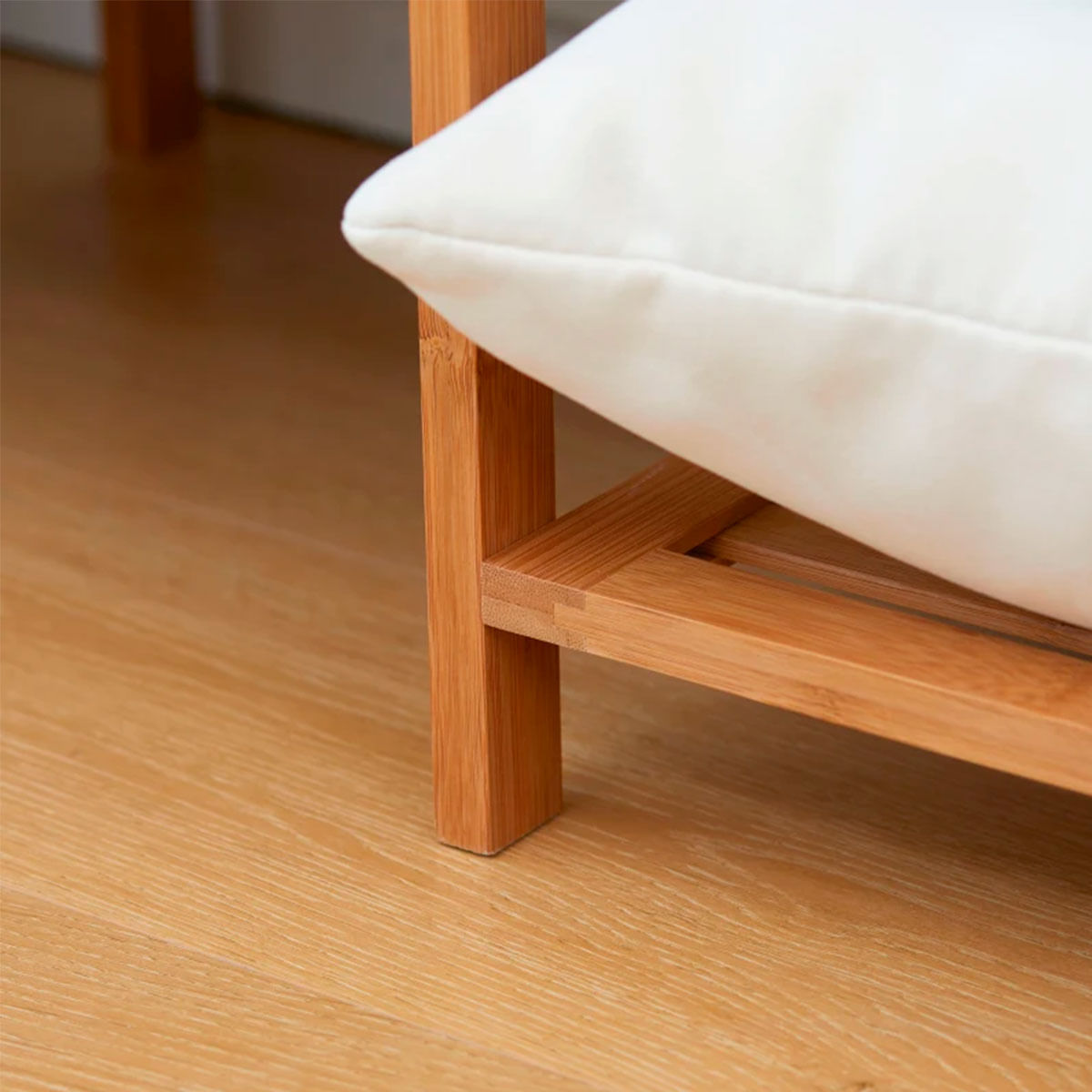 Perchero-de-pie-Sun-Homcom-6-estantes---barra-para-colgar-bambu-145x90x30-cm-detalle-base