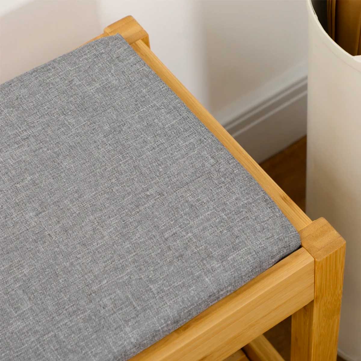 Banco-zapatero-Kirov-Homcom-asiento-tapizado---estante-bambu-46x90x30-cm-detalle-cojin