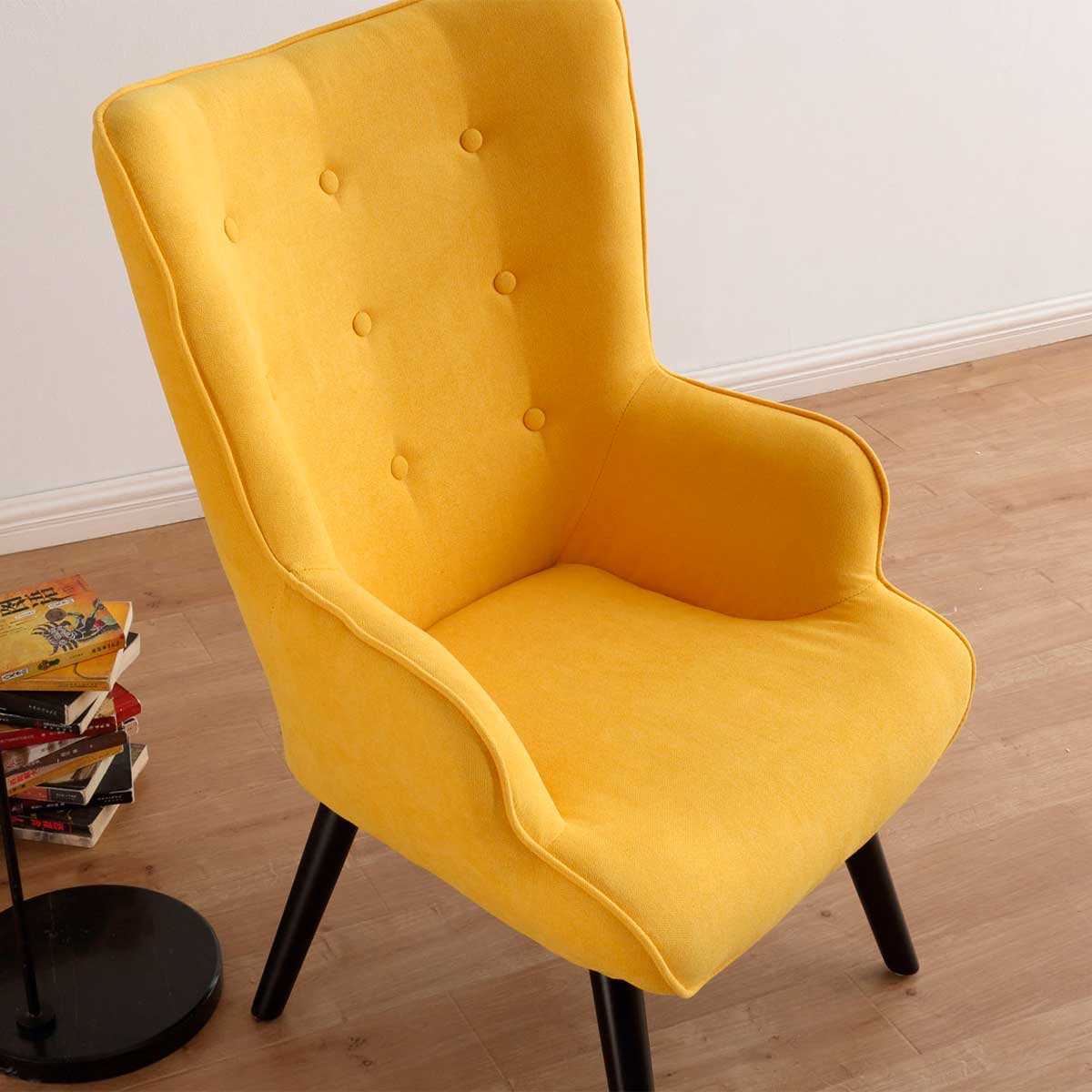 Butaca-Voss-tapizado-tela-mostaza-95x71x75-cm-animada-detalle