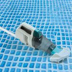 Aspirador-de-piscina-Intex-manual-recargable-280cm-animada