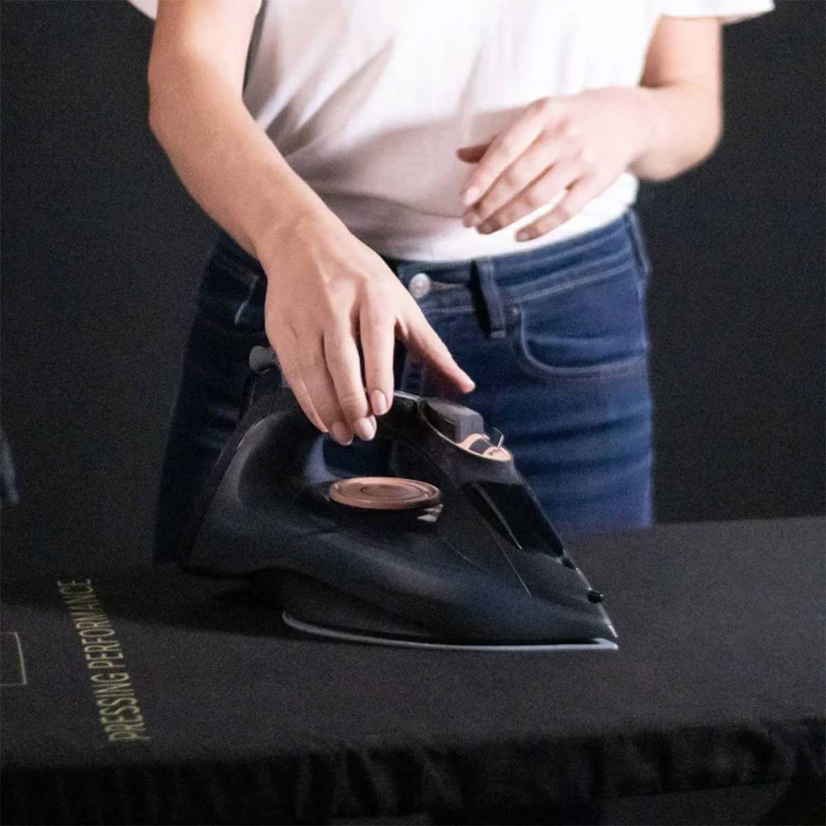 Plancha-de-vapor-Ufesa-PV1100C-Daily-2400W-ceramica-280ml-negro-animada-dos