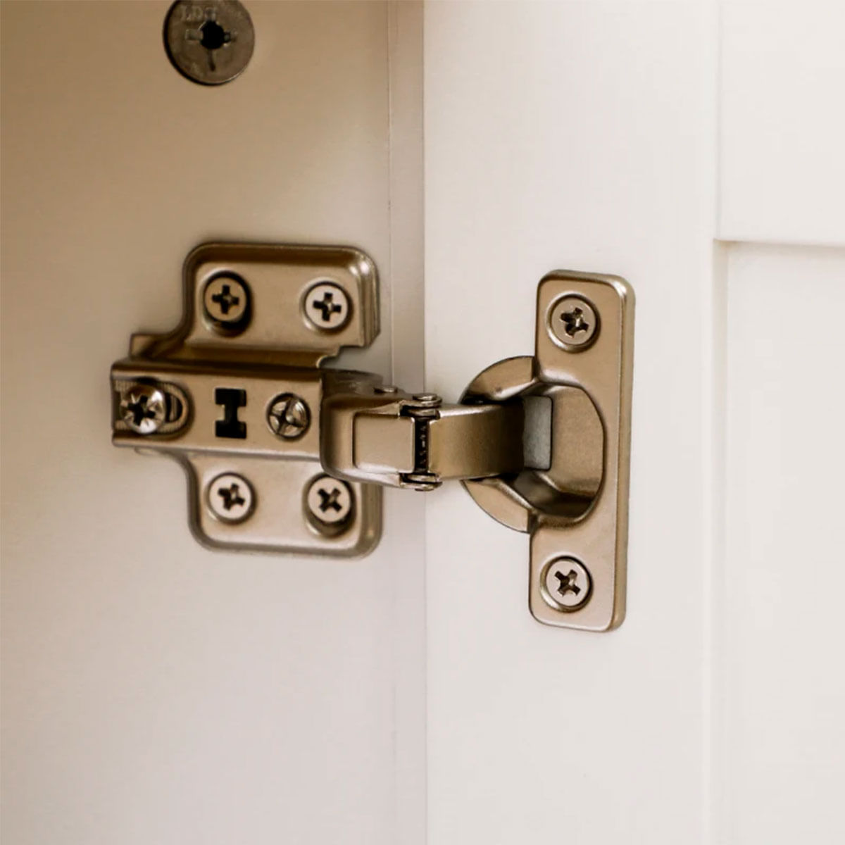 aparador-blis-homcom-3-puertas-estantes-ajustables-blanco-70x120x40cm-bisagras