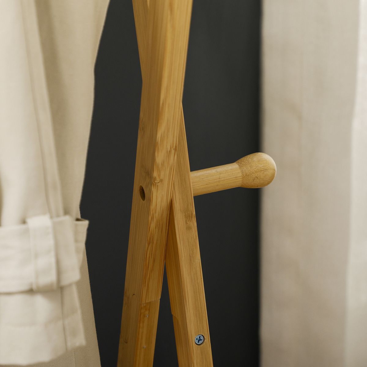 Burro perchero Dummo Homcom 2 barras + 1 estante natural 150x74x42 cm detalle colgador