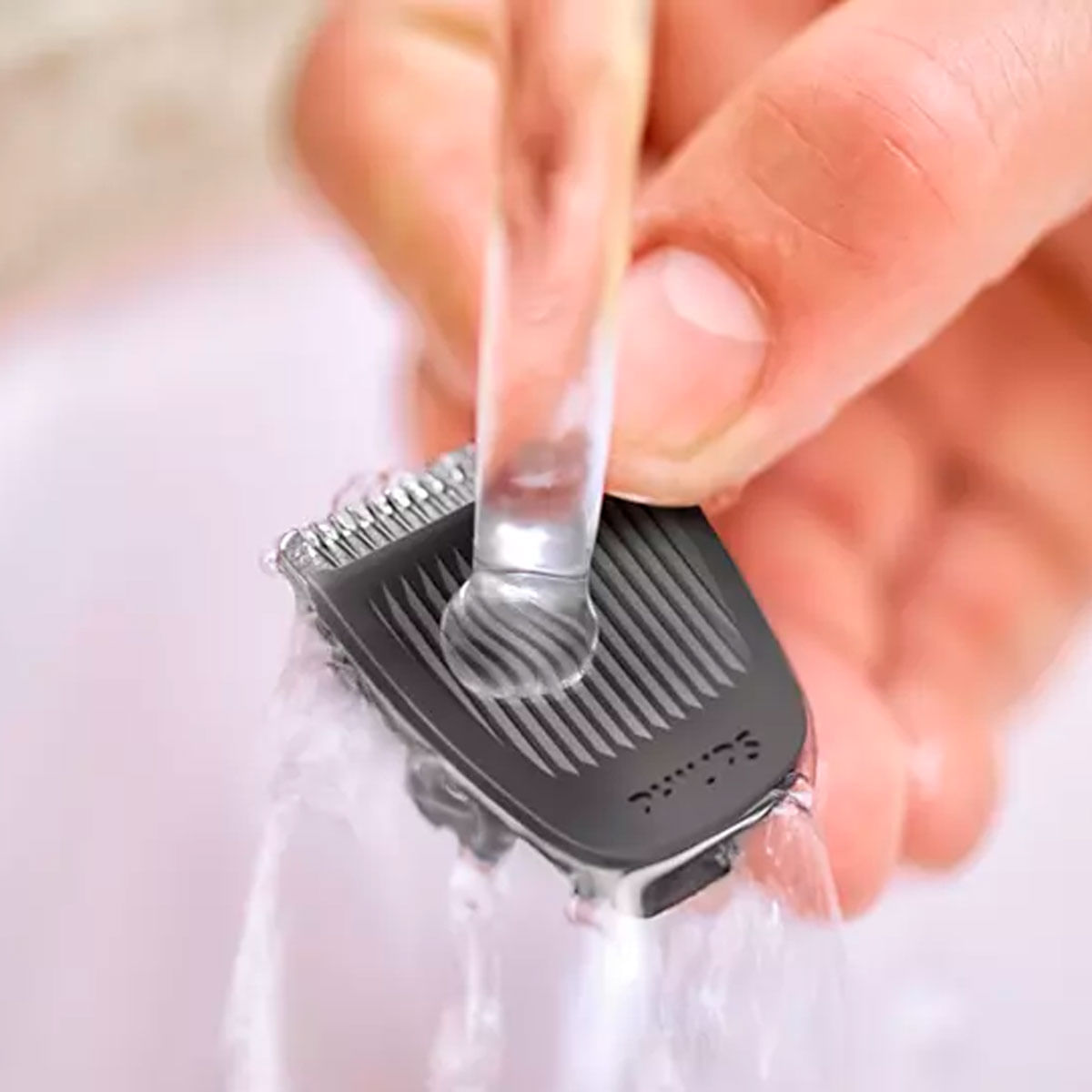 Cortapelos multigroom Philips MG3730/15 inalámbrica negro  detalle limpieza