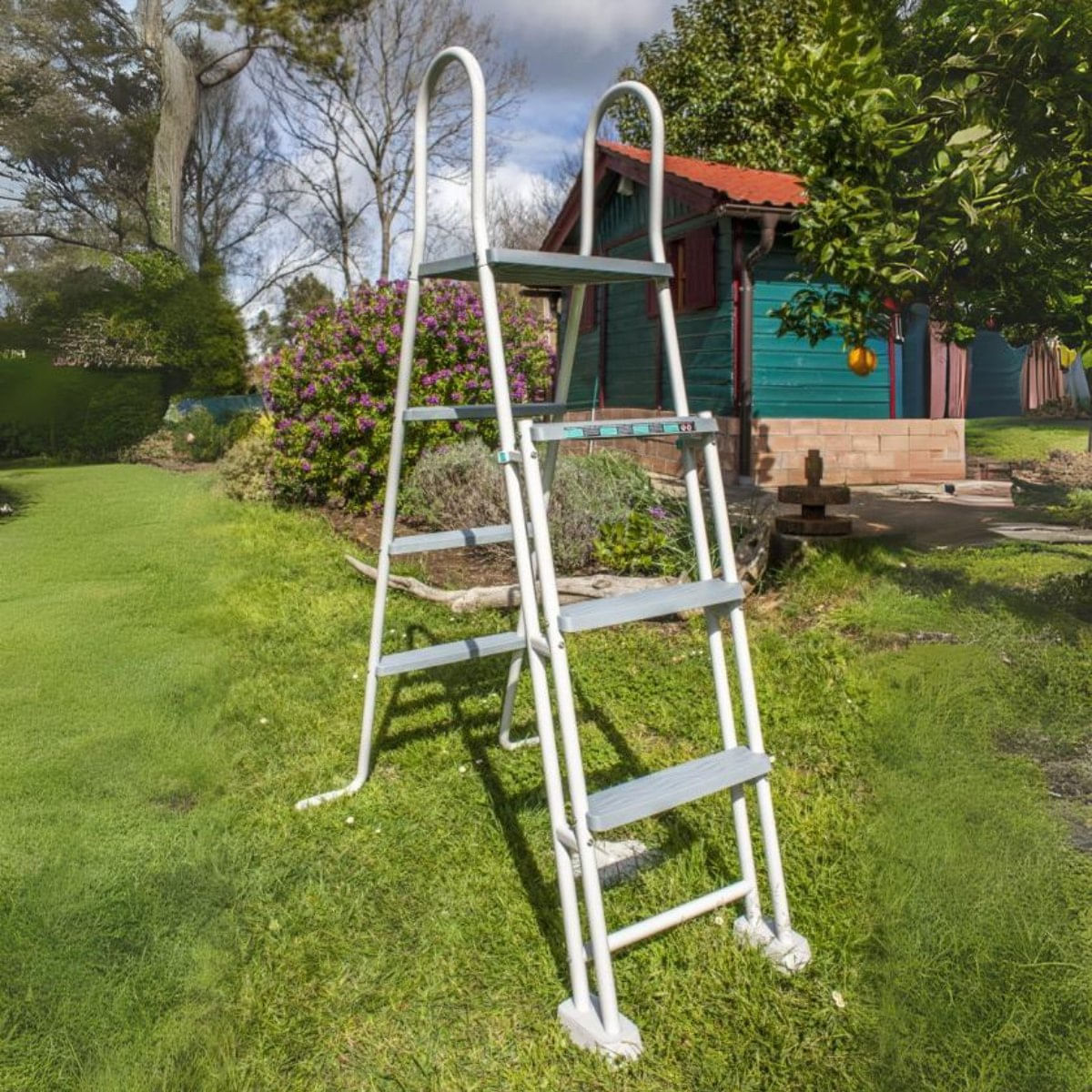 Piscina-Haiti-Gre-ovalada-pared-acero-blanco-132x610x375-cm-escalera