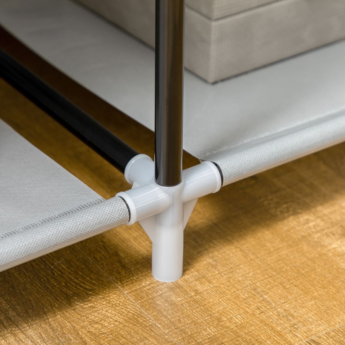 Armario de tela Tula Homcom plegable 6 estantes + 1 barra gris 162,5x103x43 cm detalle pata
