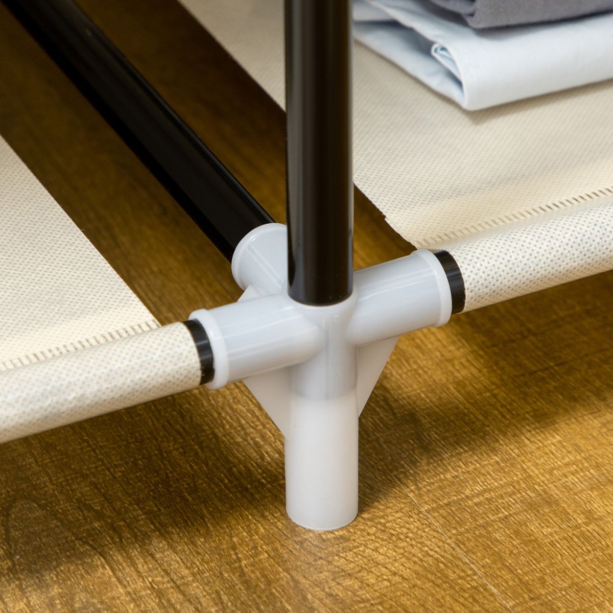 Armario de tela Tula Homcom plegable 6 estantes + 1 barra crema 162,5x103x43 cm detalle pata