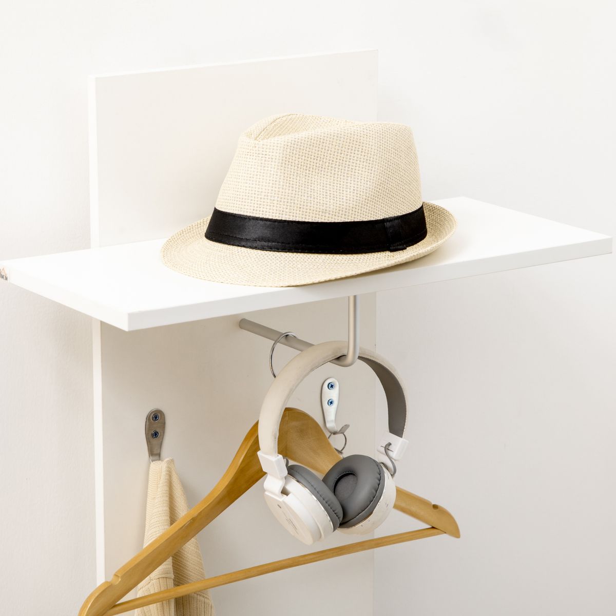 Perchero de pared Oddi Homcom 4 ganchos + estante con barra blanco 60x50x23,5 cm detalle