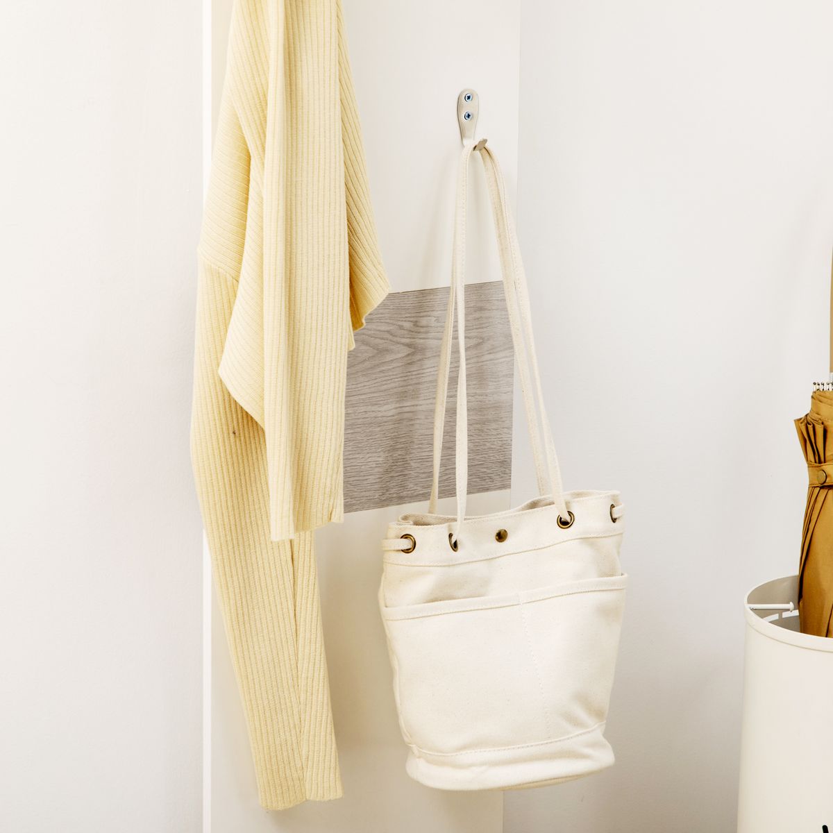 Perchero de pared Oddi Homcom 4 ganchos + estante con barra blanco 60x50x23,5 cm detalle prendas