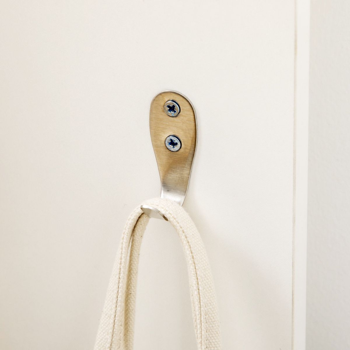 Perchero de pared Oddi Homcom 4 ganchos + estante con barra blanco 60x50x23,5 cm detalle gancho