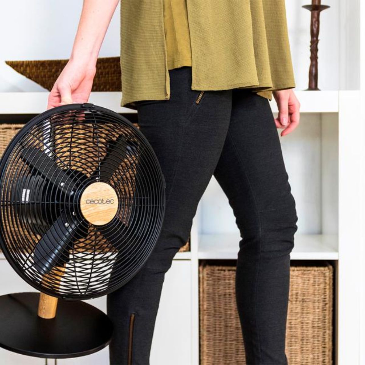 Ventilador-de-sobremesa-Cecotec-EnergySilence-600-WoodDesk-40W-4-aspas-plata-30-cm-animada-ventilador