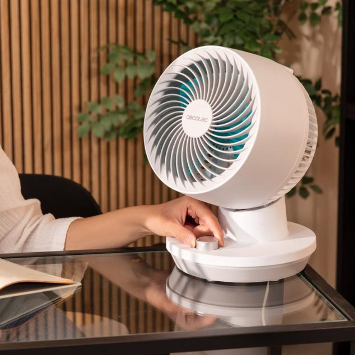 Ventilador-de-sobremesa-Cecotec-EnergySilence-800-Cyclone-Desk-45W-blanco-control