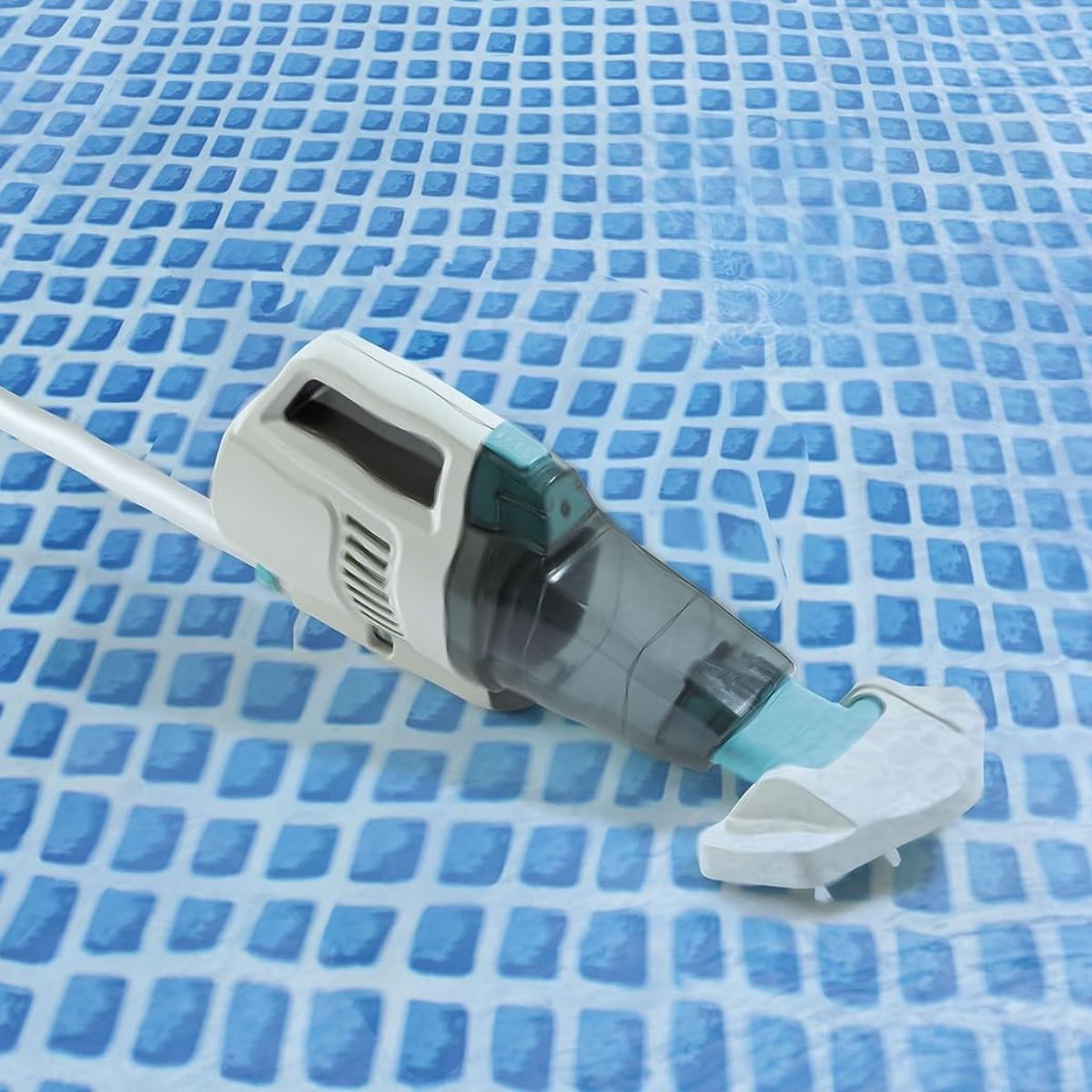 Aspirador-de-piscina-Intex-ZR100-manual-recargable-con-accesorios-fondo
