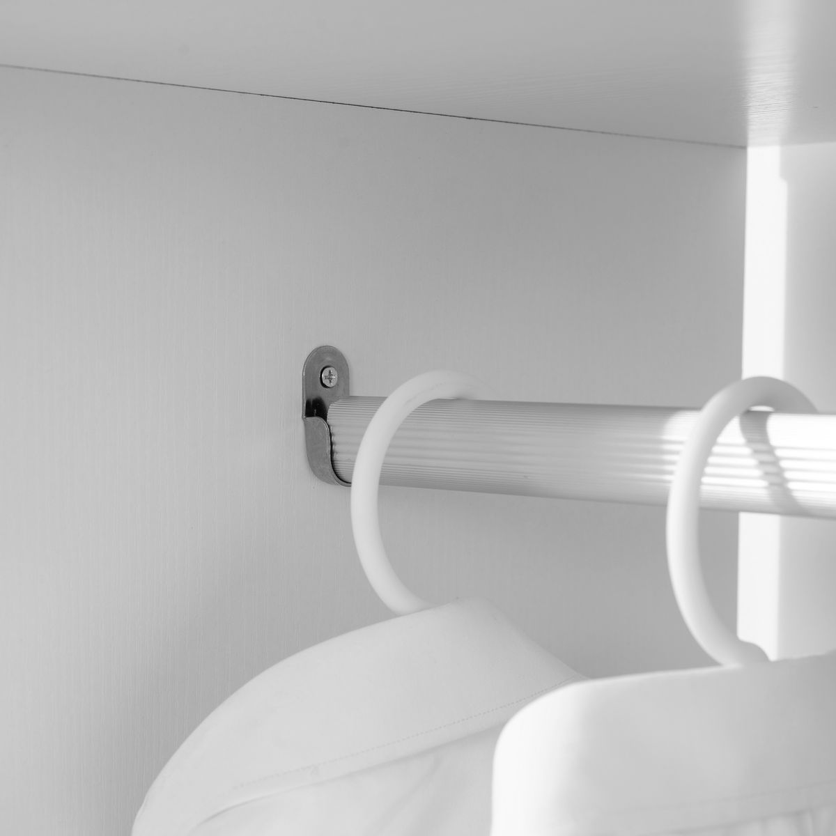 Armario-ropero-Adams-Homcom-con-barra---2-compartimentos-blanco-128x60x40-cm