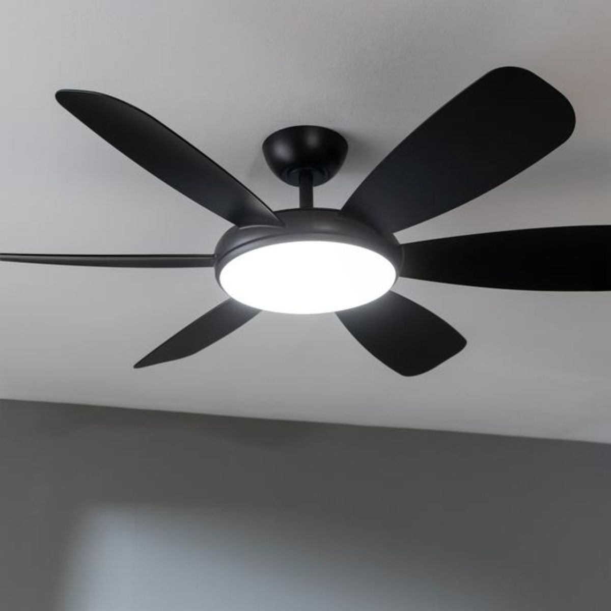 Ventilador-de-techo-EnergySilence-Aero-5200-32W-6-aspas-con-mando-a-distancia-negro-Ø132-cm