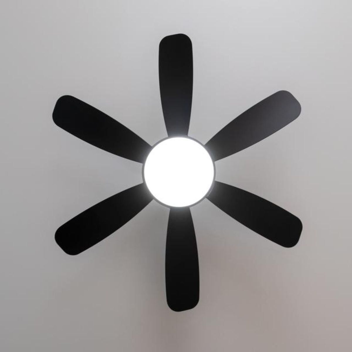 Ventilador-de-techo-EnergySilence-Aero-5200-32W-6-aspas-con-mando-a-distancia-negro-Ø132-cm