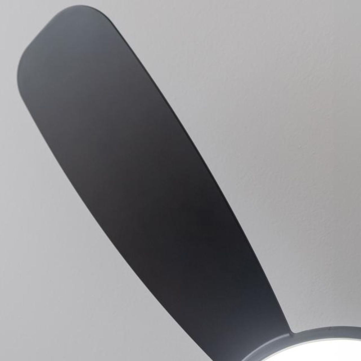 Ventilador-de-techo-EnergySilence-Aero-5200-32W-6-aspas-con-mando-a-distancia-negro-Ø132-cm-aspa