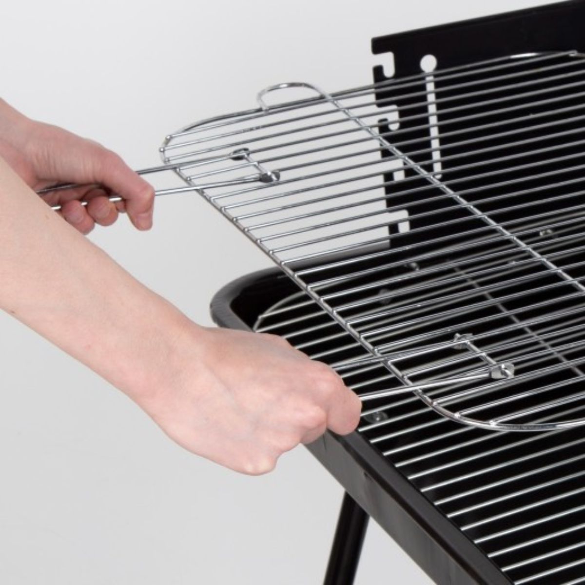 Barbacoa-de-carbon-altura-regulable-con-ruedas-negro-82x55x43-cm-parrilla