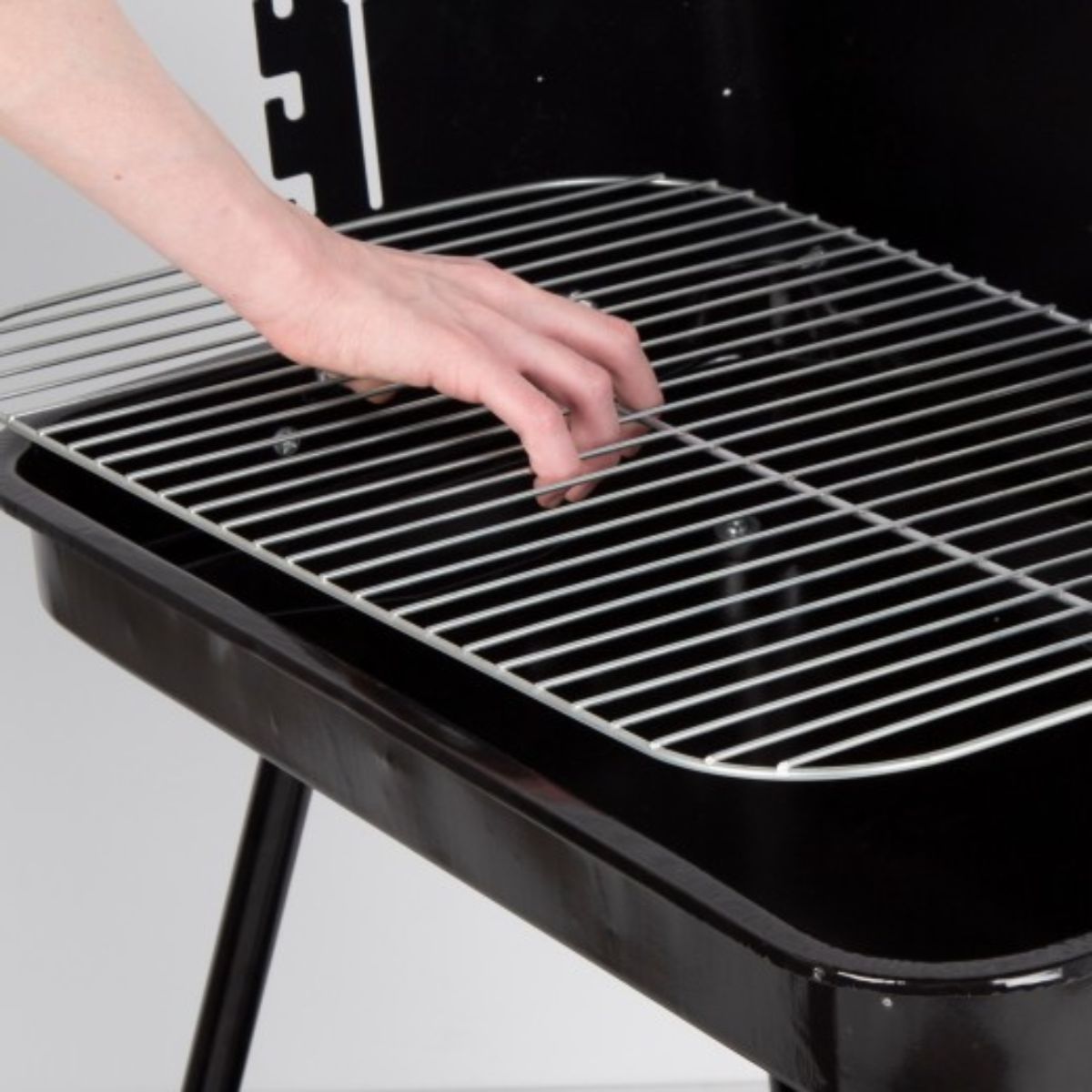 Barbacoa-de-carbon-altura-regulable-con-ruedas-negro-82x55x43-cm-parrilla