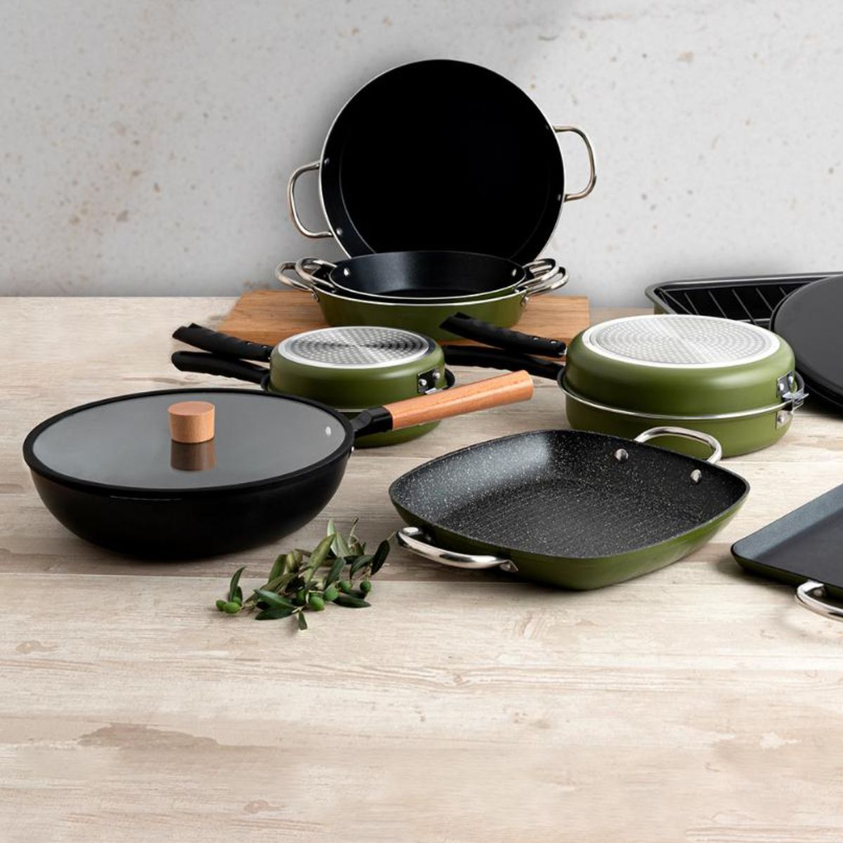 Guisera-Naturalia-Quid-con-tapa-aluminio-estampado-negro-Ø28-cm