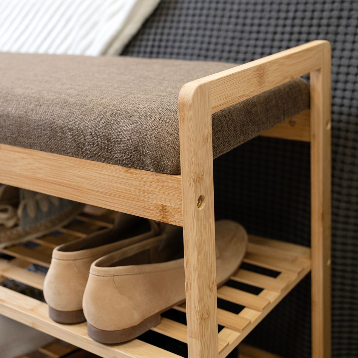 Banco-zapatero-MOA-Vinthera-2-estantes-con-asiento-acolchado-natural-50x70x30-cm-detalle
