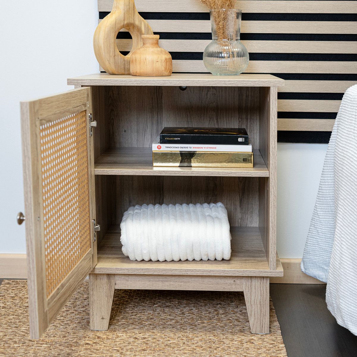 Mesita-de-noche-MOA-Vinthera-con-armario-ratan-natural-60x48x40-cm-interior
