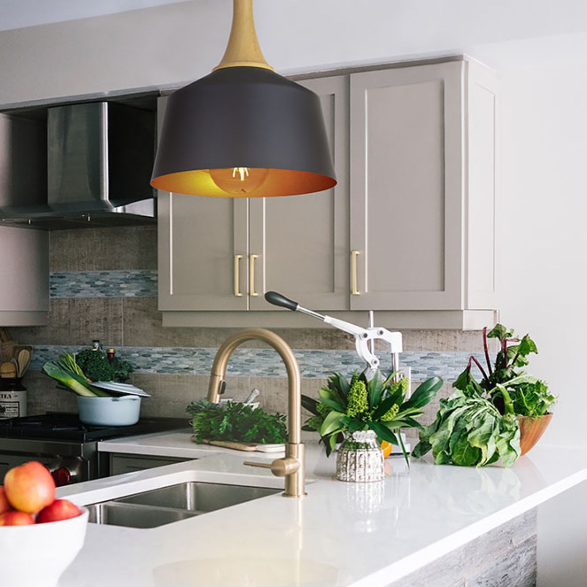 Lampara-de-techo-Guga-Lumit-60W-altura-regulable-negro-oro-Ø26-cm-animada