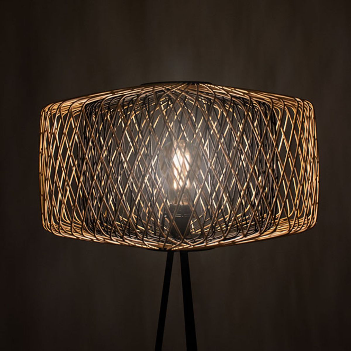 Lampara-de-pie-Bamboo-Lumit-60W-tripode-bambu-negro-natural-Ø49x145-cm-detalle