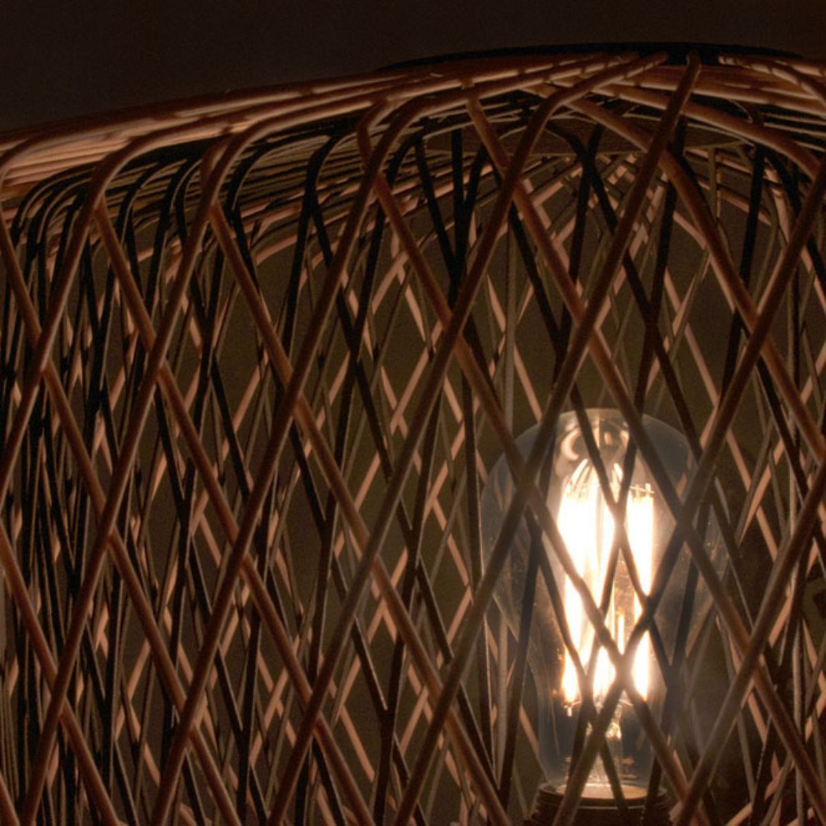 Lampara-de-pie-Bamboo-Lumit-60W-tripode-bambu-negro-natural-Ø49x145-cm-luz