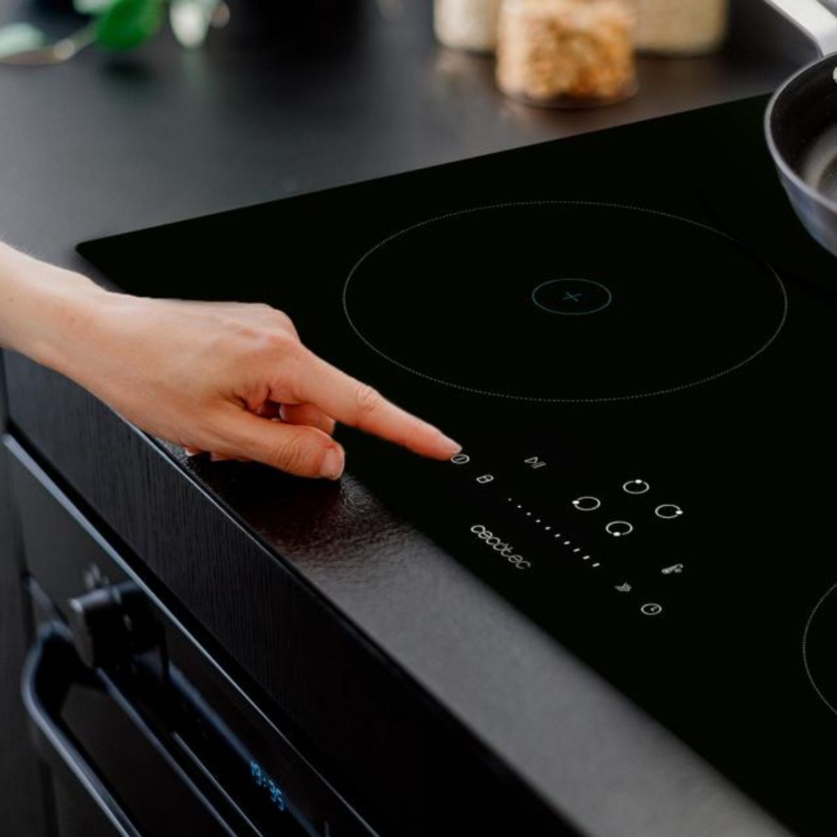 Placa-de-induccion-Cecotec-Bolero-Squad-I-4200-7200W-4-fuegos-9-niveles-negro-control