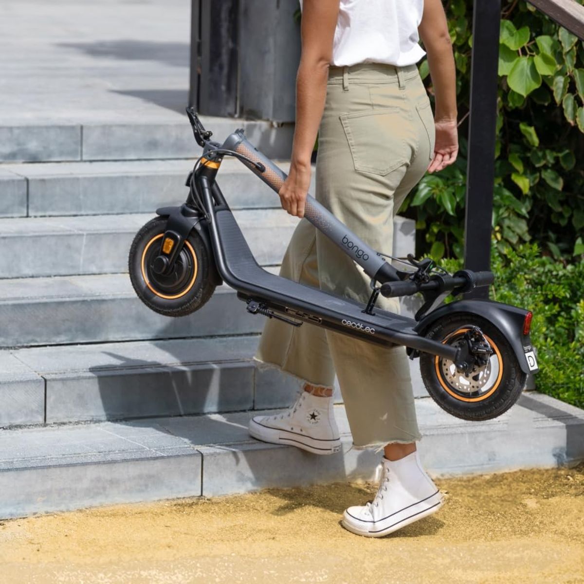 Patinete-electrico-Cecotec-Bongo-D30-XL-350W-homologado-25km-h-negro-plegado