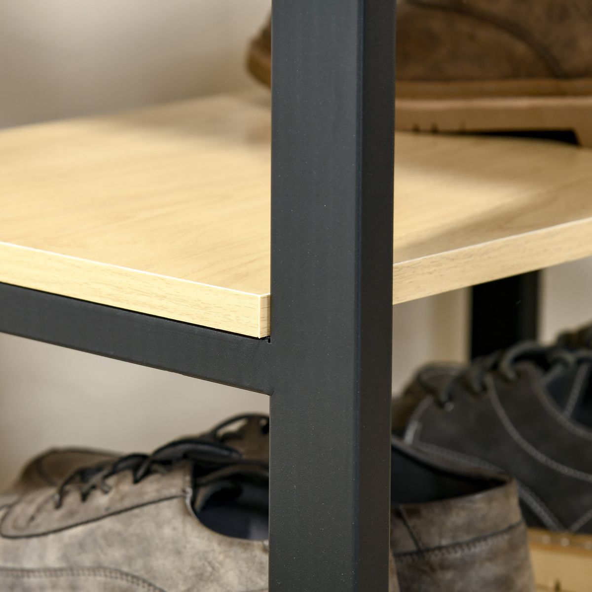 Perchero zapatero Filo Homcom 3 niveles + 4 ganchos negro/natural 175x60x40 cm