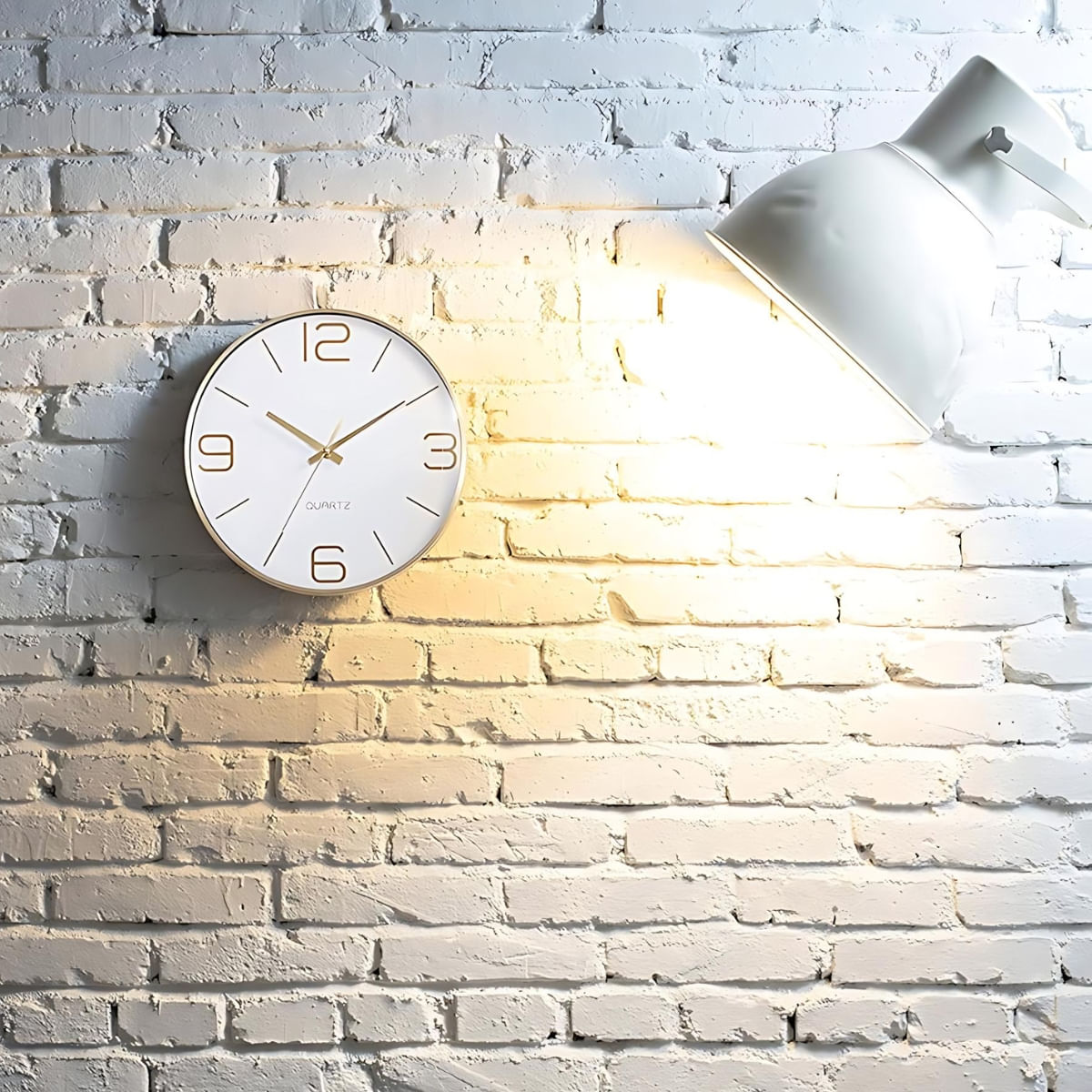 Reloj-de-pared-Alu-bulgy-marco-metalico-blanco-30-cm